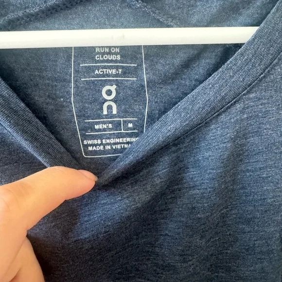 On Running Blue Short Sleeve Tee Relaxed Fit - Picture 4 of 4